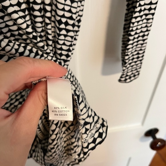 Banana Republic Black and White Patterned dress Silk and Cotton Size 8 - Picture 3 of 4